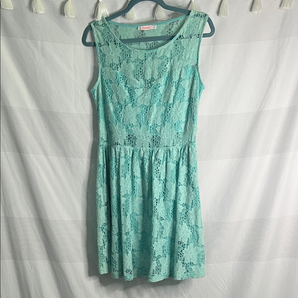 Chic Sleeveless Lace Dress in Light Blue
